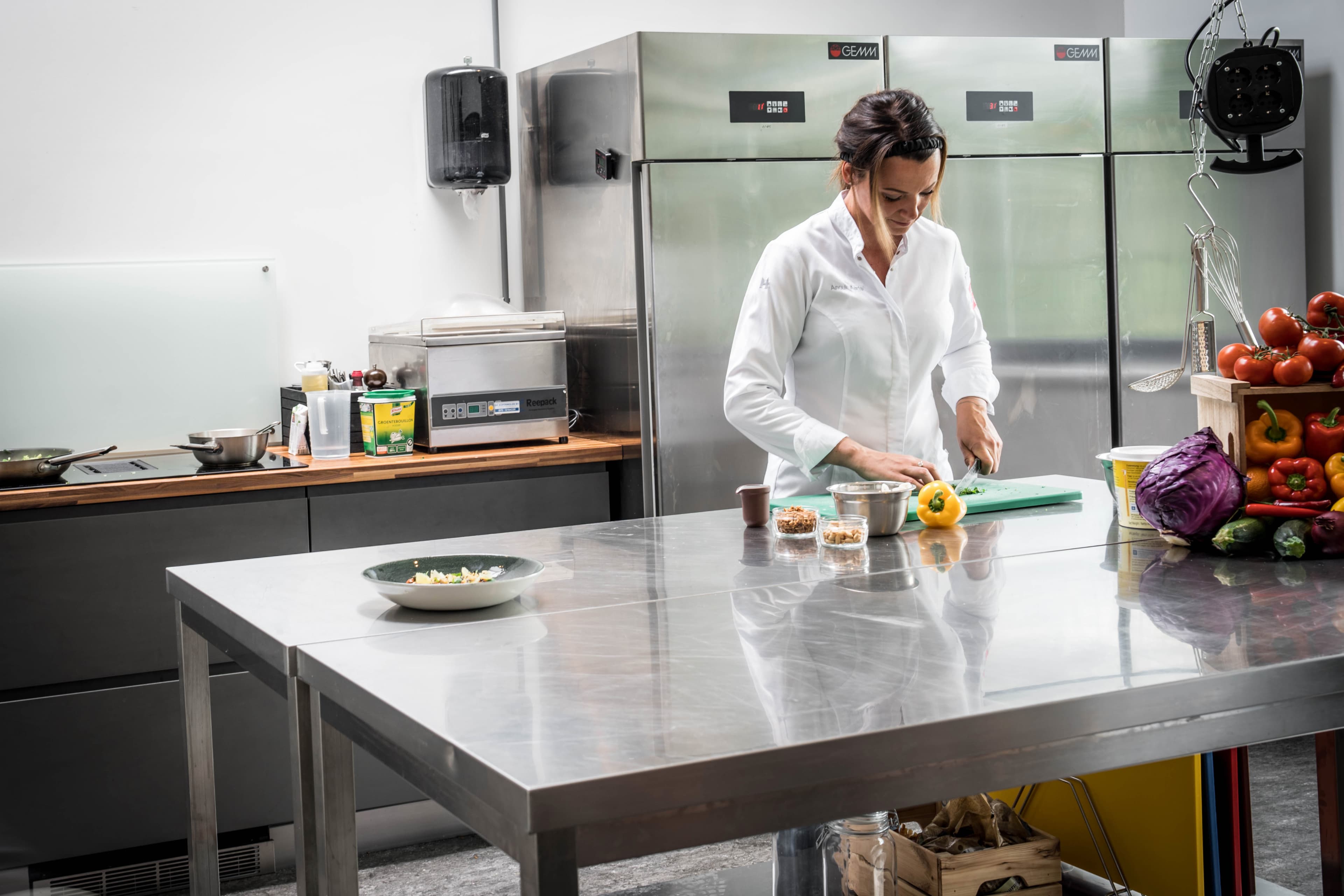Chef aan het werk in de professionele keuken van De Proefklas